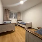 Rodinny Dum Se 4 Loznicemi A Dvorkem