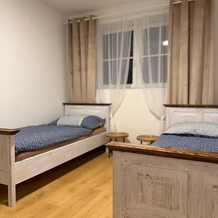 Rodinny Dum Se 4 Loznicemi S Dvorkem Semesterbostad *