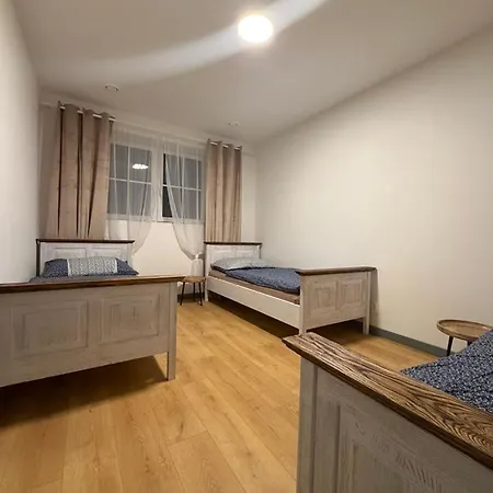 Rodinny Dum Se 4 Loznicemi S Dvorkem